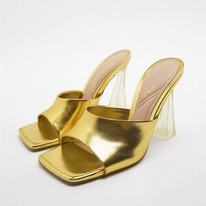 High-heeled methacrylate mules. Metallic color. Squared toe.